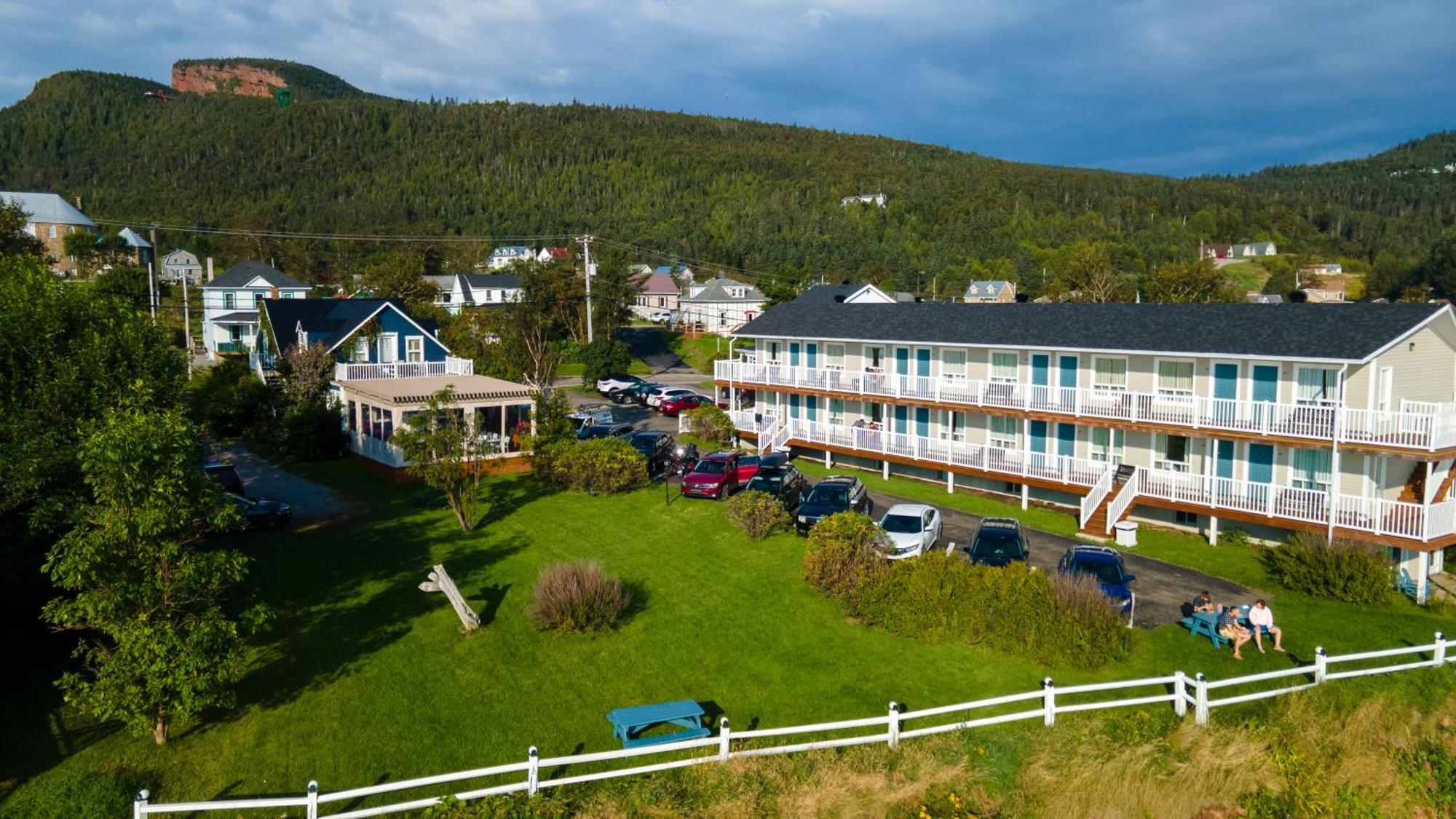 Hotel Les Trois Soeurs Персе Екстериор снимка